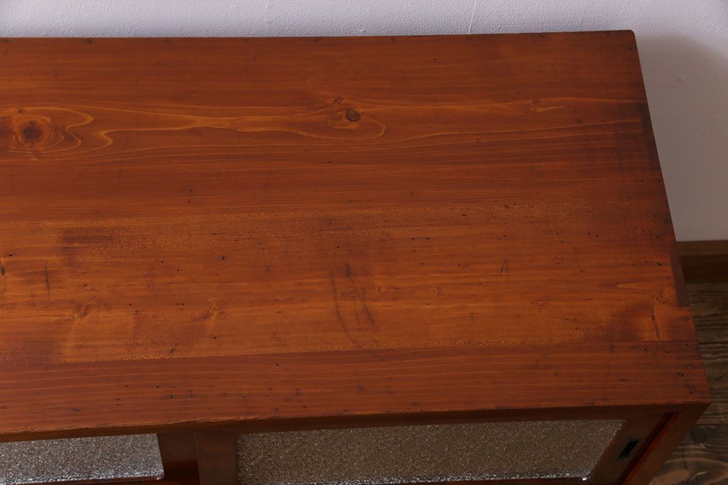 アンティーク家具　昭和初期　漆塗り　銀色の引手が個性的な鉄脚付きローボード(収納棚、リビングボード)