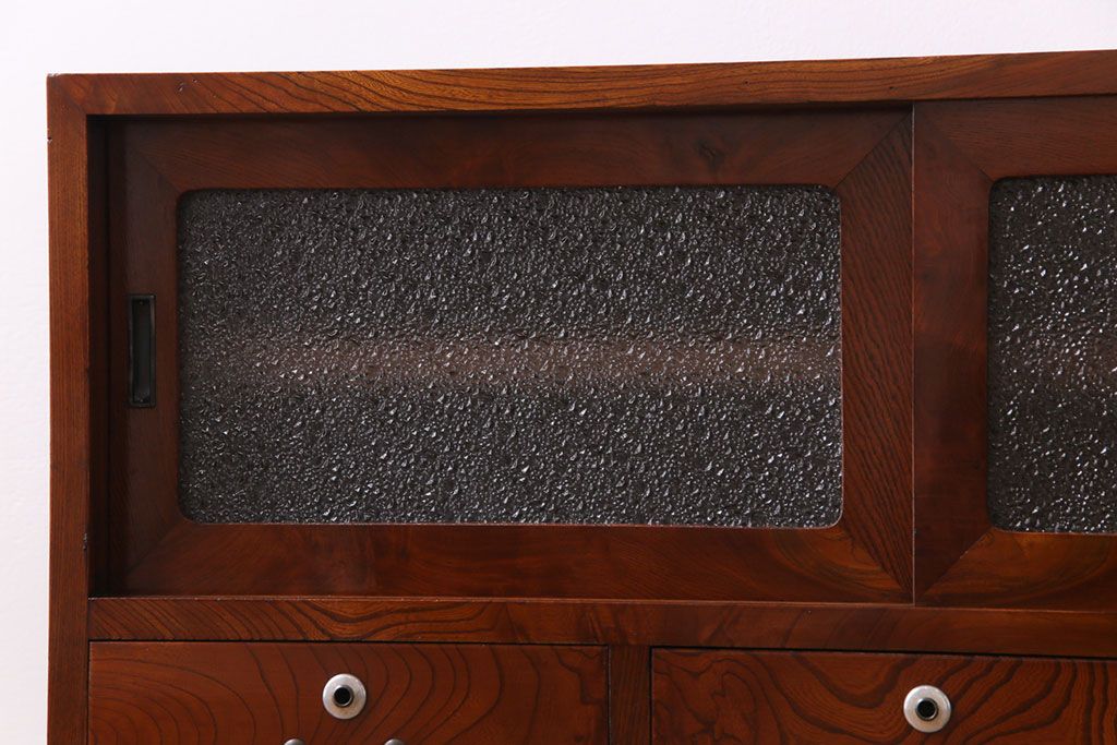 アンティーク家具　昭和初期　漆塗り　銀色の引手が個性的な鉄脚付きローボード(収納棚、リビングボード)