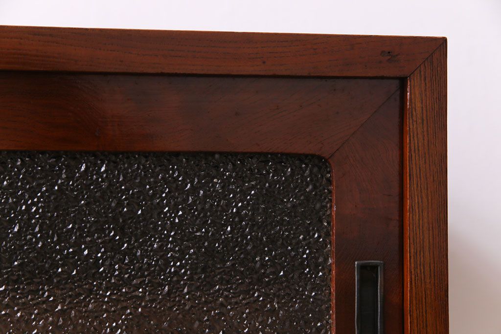 アンティーク家具　昭和初期　漆塗り　銀色の引手が個性的な鉄脚付きローボード(収納棚、リビングボード)