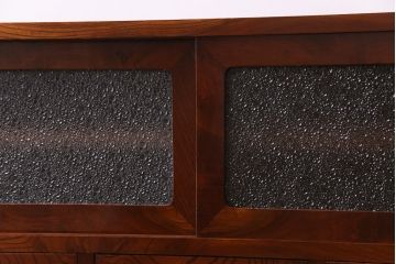 アンティーク家具　昭和初期　漆塗り　銀色の引手が個性的な鉄脚付きローボード(収納棚、リビングボード)