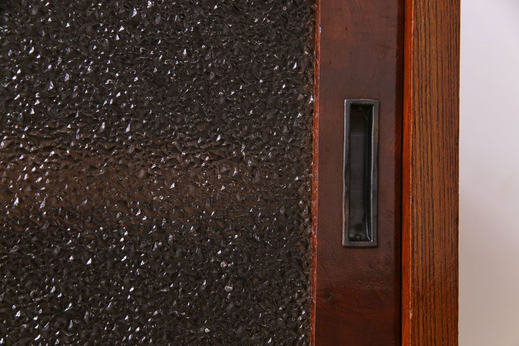 アンティーク家具　昭和初期　漆塗り　銀色の引手が個性的な鉄脚付きローボード(収納棚、リビングボード)