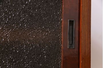 アンティーク家具　昭和初期　漆塗り　銀色の引手が個性的な鉄脚付きローボード(収納棚、リビングボード)