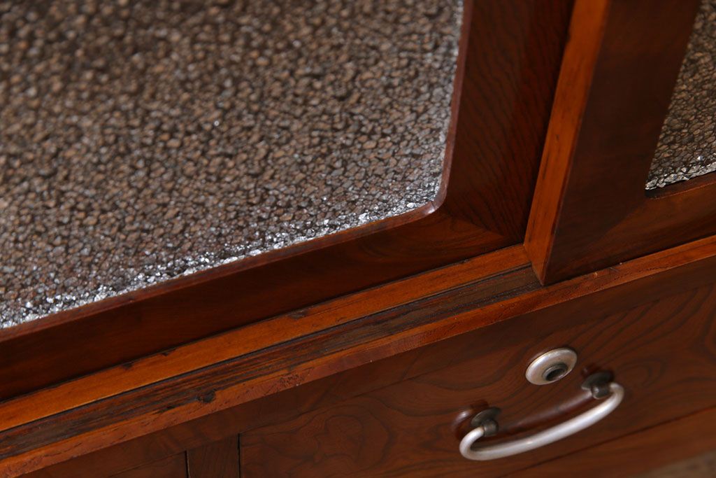 アンティーク家具　昭和初期　漆塗り　銀色の引手が個性的な鉄脚付きローボード(収納棚、リビングボード)