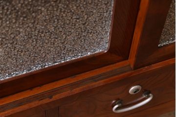 アンティーク家具　昭和初期　漆塗り　銀色の引手が個性的な鉄脚付きローボード(収納棚、リビングボード)