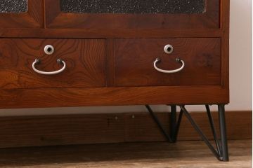 アンティーク家具　昭和初期　漆塗り　銀色の引手が個性的な鉄脚付きローボード(収納棚、リビングボード)