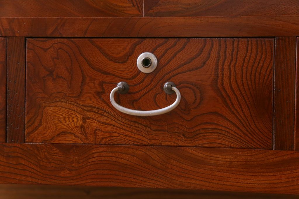 アンティーク家具　昭和初期　漆塗り　銀色の引手が個性的な鉄脚付きローボード(収納棚、リビングボード)