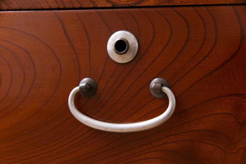 アンティーク家具　昭和初期　漆塗り　銀色の引手が個性的な鉄脚付きローボード(収納棚、リビングボード)