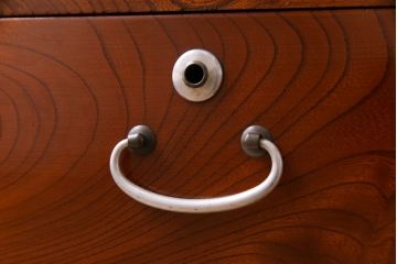 アンティーク家具　昭和初期　漆塗り　銀色の引手が個性的な鉄脚付きローボード(収納棚、リビングボード)