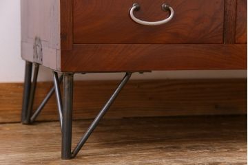 アンティーク家具　昭和初期　漆塗り　銀色の引手が個性的な鉄脚付きローボード(収納棚、リビングボード)