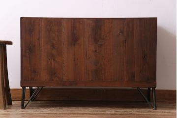 アンティーク家具　昭和初期　漆塗り　銀色の引手が個性的な鉄脚付きローボード(収納棚、リビングボード)