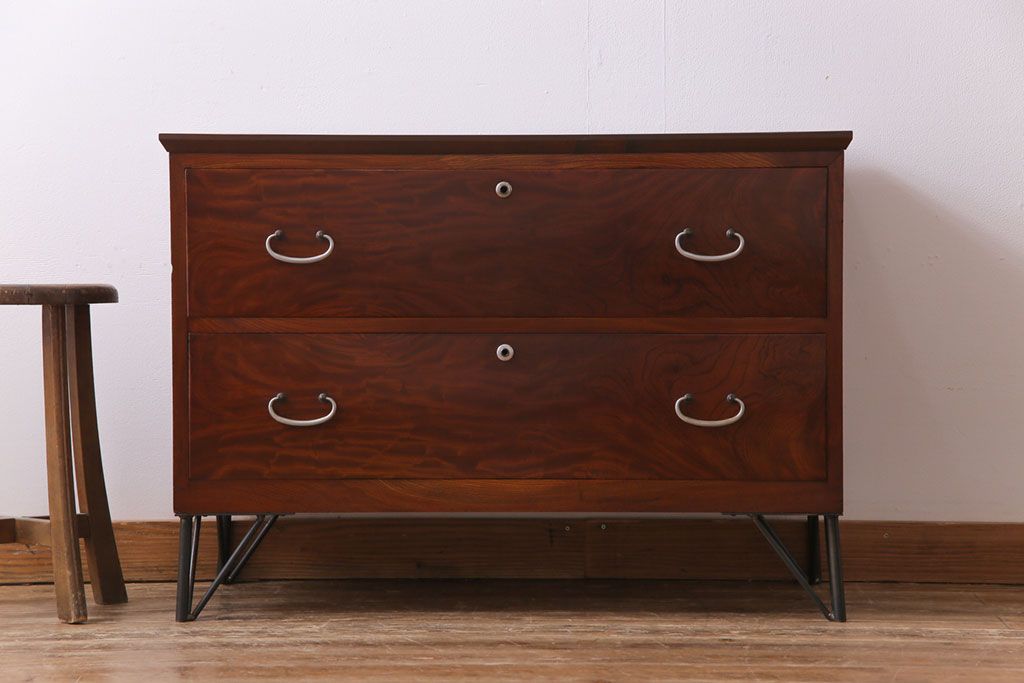 アンティーク家具　鉄脚付リメイク　漆塗り　銀色の取っ手が映える箪笥ローチェスト2段(ローボード、リビングボード、引き出し)