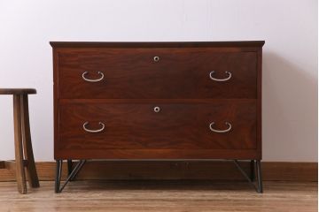 アンティーク家具　鉄脚付リメイク　漆塗り　銀色の取っ手が映える箪笥ローチェスト2段(ローボード、リビングボード、引き出し)