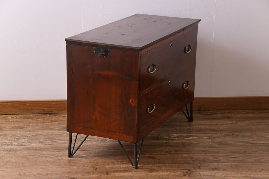 アンティーク家具　鉄脚付リメイク　漆塗り　銀色の取っ手が映える箪笥ローチェスト2段(ローボード、リビングボード、引き出し)