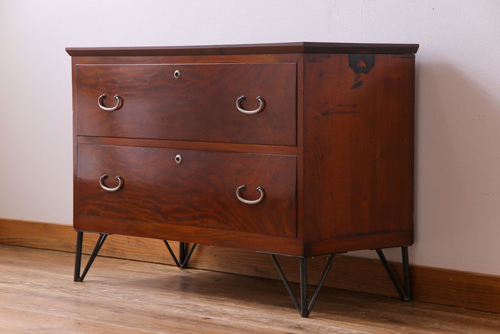 アンティーク家具　鉄脚付リメイク　漆塗り　銀色の取っ手が映える箪笥ローチェスト2段(ローボード、リビングボード、引き出し)