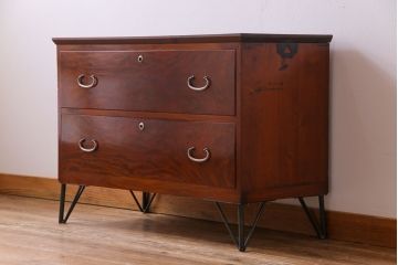 アンティーク家具　鉄脚付リメイク　漆塗り　銀色の取っ手が映える箪笥ローチェスト2段(ローボード、リビングボード、引き出し)