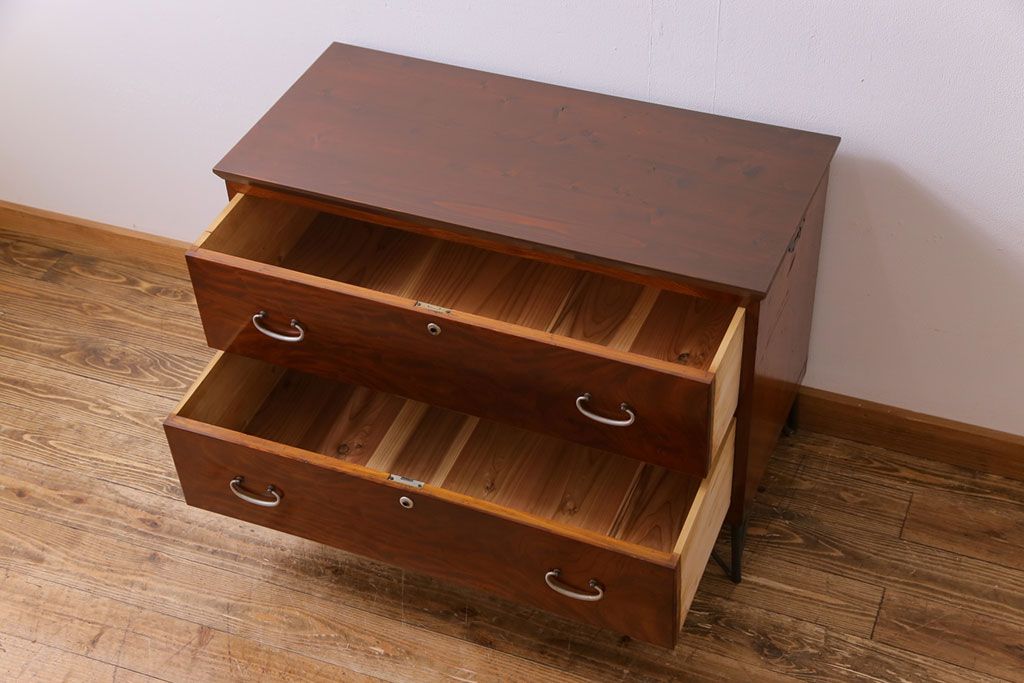 アンティーク家具　鉄脚付リメイク　漆塗り　銀色の取っ手が映える箪笥ローチェスト2段(ローボード、リビングボード、引き出し)