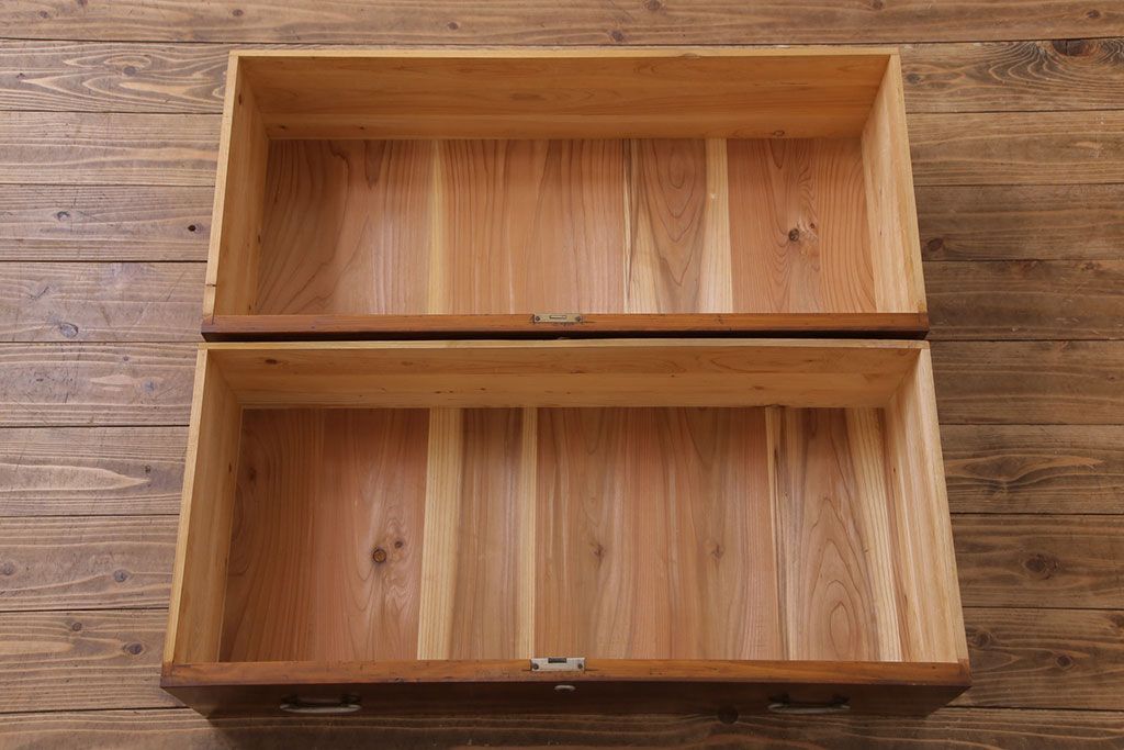 アンティーク家具　鉄脚付リメイク　漆塗り　銀色の取っ手が映える箪笥ローチェスト2段(ローボード、リビングボード、引き出し)