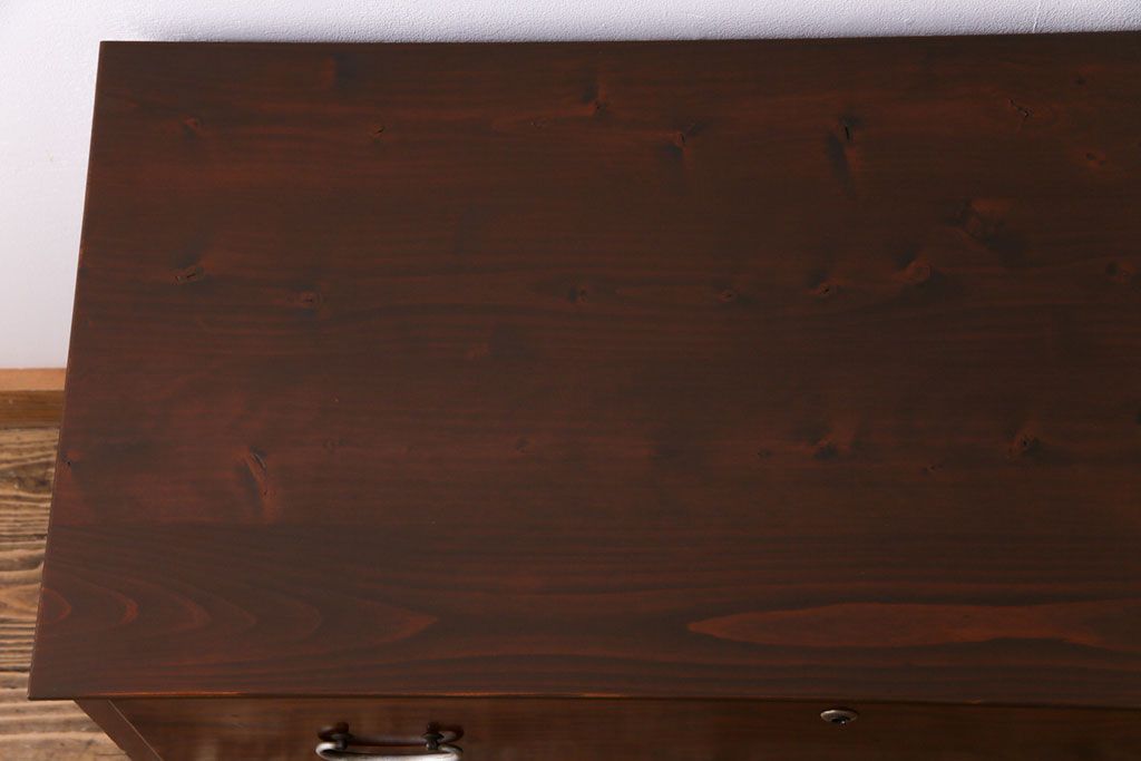 アンティーク家具　鉄脚付リメイク　漆塗り　銀色の取っ手が映える箪笥ローチェスト2段(ローボード、リビングボード、引き出し)