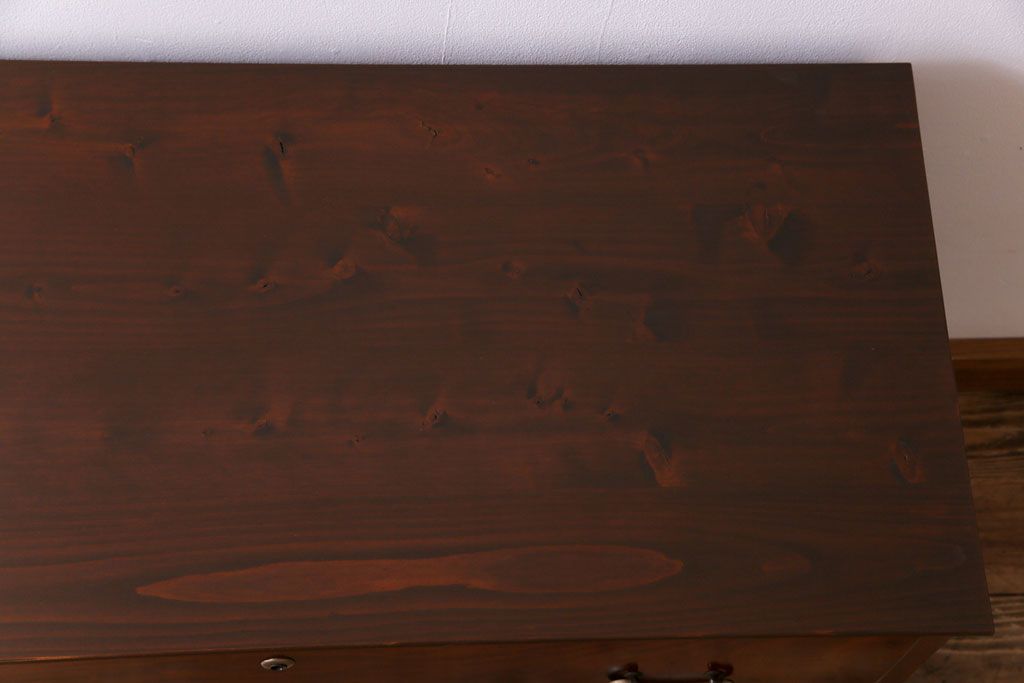 アンティーク家具　鉄脚付リメイク　漆塗り　銀色の取っ手が映える箪笥ローチェスト2段(ローボード、リビングボード、引き出し)