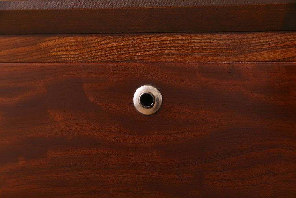 アンティーク家具　鉄脚付リメイク　漆塗り　銀色の取っ手が映える箪笥ローチェスト2段(ローボード、リビングボード、引き出し)