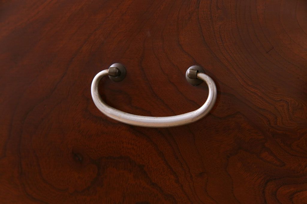 アンティーク家具　鉄脚付リメイク　漆塗り　銀色の取っ手が映える箪笥ローチェスト2段(ローボード、リビングボード、引き出し)