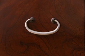 アンティーク家具　鉄脚付リメイク　漆塗り　銀色の取っ手が映える箪笥ローチェスト2段(ローボード、リビングボード、引き出し)