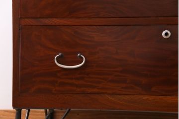 アンティーク家具　鉄脚付リメイク　漆塗り　銀色の取っ手が映える箪笥ローチェスト2段(ローボード、リビングボード、引き出し)