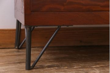 アンティーク家具　鉄脚付リメイク　漆塗り　銀色の取っ手が映える箪笥ローチェスト2段(ローボード、リビングボード、引き出し)