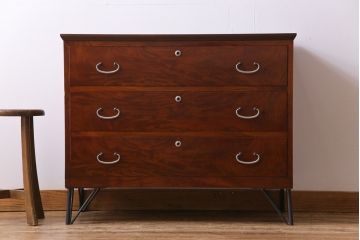 アンティーク家具　鉄脚付リメイク　漆塗り　銀色の取っ手が映える箪笥サイドチェスト3段(サイドボード、リビングボード、引き出し)