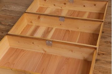 アンティーク家具　鉄脚付リメイク　漆塗り　銀色の取っ手が映える箪笥サイドチェスト3段(サイドボード、リビングボード、引き出し)