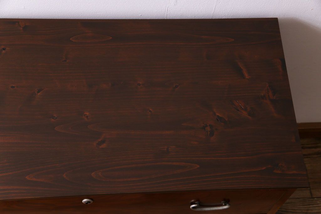 アンティーク家具　鉄脚付リメイク　漆塗り　銀色の取っ手が映える箪笥サイドチェスト3段(サイドボード、リビングボード、引き出し)