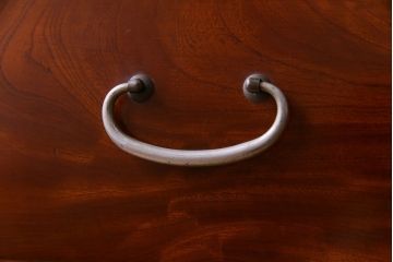 アンティーク家具　鉄脚付リメイク　漆塗り　銀色の取っ手が映える箪笥サイドチェスト3段(サイドボード、リビングボード、引き出し)