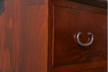 アンティーク家具　鉄脚付リメイク　漆塗り　銀色の取っ手が映える箪笥サイドチェスト3段(サイドボード、リビングボード、引き出し)