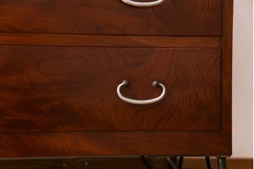 アンティーク家具　鉄脚付リメイク　漆塗り　銀色の取っ手が映える箪笥サイドチェスト3段(サイドボード、リビングボード、引き出し)