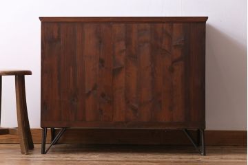 アンティーク家具　鉄脚付リメイク　漆塗り　銀色の取っ手が映える箪笥サイドチェスト3段(サイドボード、リビングボード、引き出し)