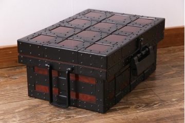 アンティーク雑貨　工芸品　総ケヤキ無垢材　漆塗り　鋲金具が目を引く存在感抜群の銭箱(定価約34万円)