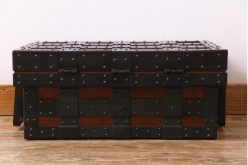 アンティーク雑貨　工芸品　総ケヤキ無垢材　漆塗り　鋲金具が目を引く存在感抜群の銭箱(定価約34万円)