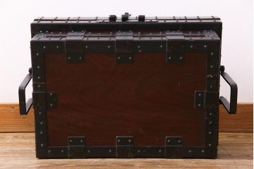 アンティーク雑貨　工芸品　総ケヤキ無垢材　漆塗り　鋲金具が目を引く存在感抜群の銭箱(定価約34万円)