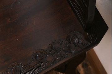 中古　伝統工芸　華やかさが際立つ軽井沢彫りのダイニングチェア(1)