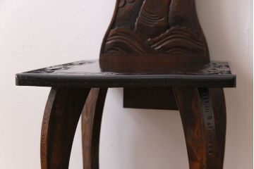 中古　伝統工芸　華やかさが際立つ軽井沢彫りのダイニングチェア(3)