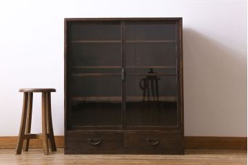レトロ家具　和製アンティーク　レトロな空間づくりに活躍する味わい深い趣の戸棚(飾り棚、キャビネット)