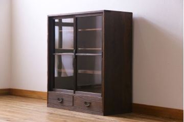 レトロ家具　和製アンティーク　レトロな空間づくりに活躍する味わい深い趣の戸棚(飾り棚、キャビネット)
