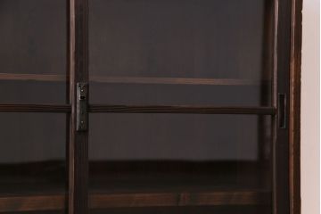 レトロ家具　和製アンティーク　レトロな空間づくりに活躍する味わい深い趣の戸棚(飾り棚、キャビネット)