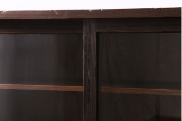 レトロ家具　和製アンティーク　レトロな空間づくりに活躍する味わい深い趣の戸棚(飾り棚、キャビネット)