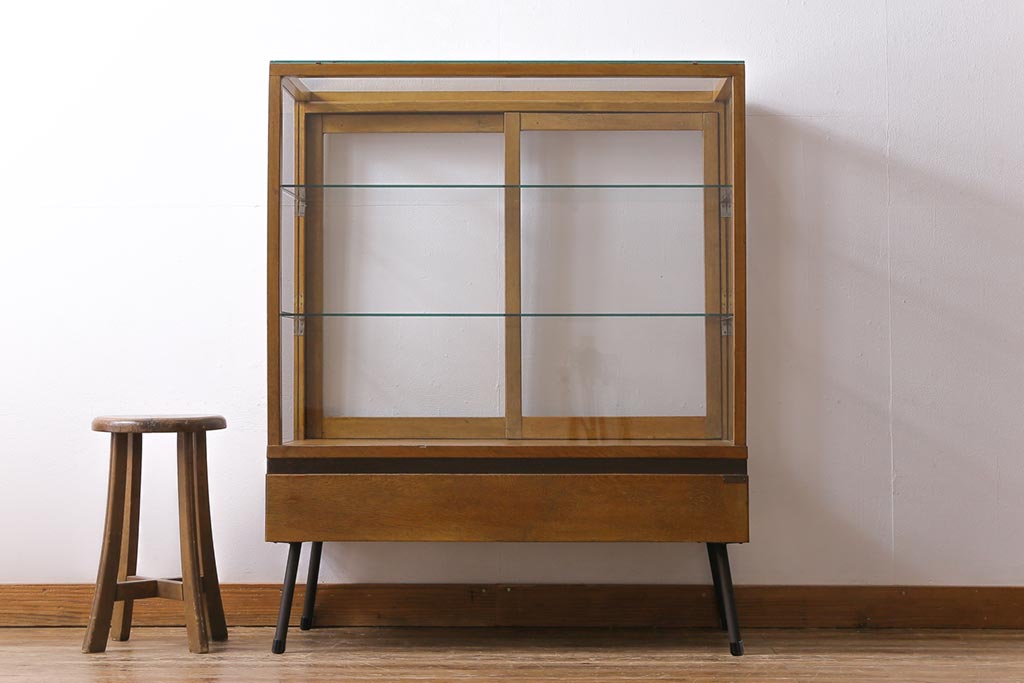 レトロ家具　昭和中期　ナラ材　レトロな雰囲気が味のあるガラスケース(陳列棚、飾り棚)