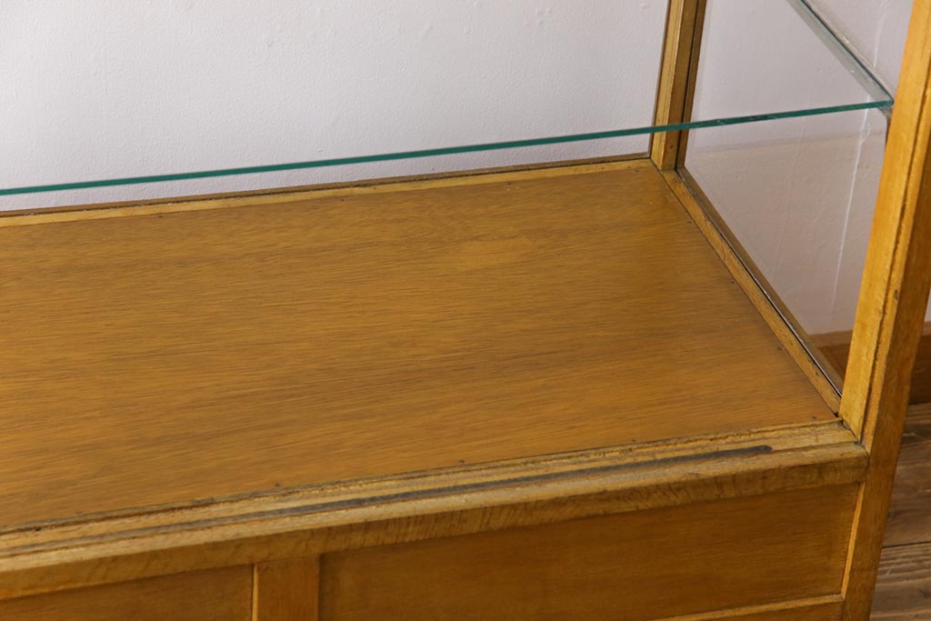 レトロ家具　昭和中期　ナラ材　レトロな雰囲気が味のあるガラスケース(陳列棚、飾り棚)