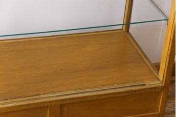 レトロ家具　昭和中期　ナラ材　レトロな雰囲気が味のあるガラスケース(陳列棚、飾り棚)