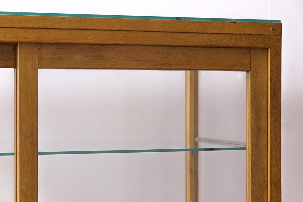 レトロ家具　昭和中期　ナラ材　レトロな雰囲気が味のあるガラスケース(陳列棚、飾り棚)