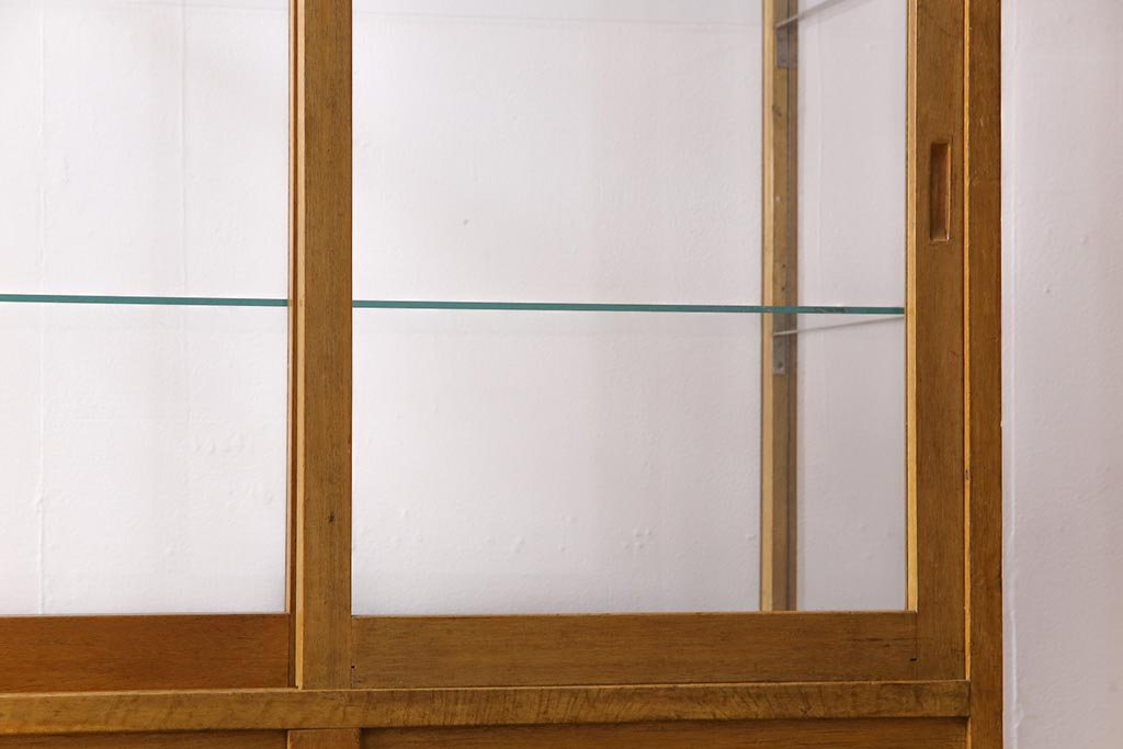 レトロ家具　昭和中期　ナラ材　レトロな雰囲気が味のあるガラスケース(陳列棚、飾り棚)