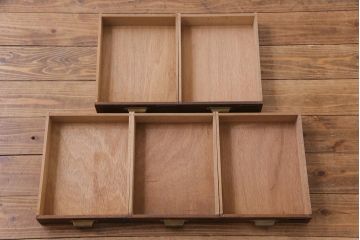 アンティーク家具　昭和中期　ネームプレート付き　懐かしさ漂うナラ材製の小引き出し(小物収納、卓上収納)